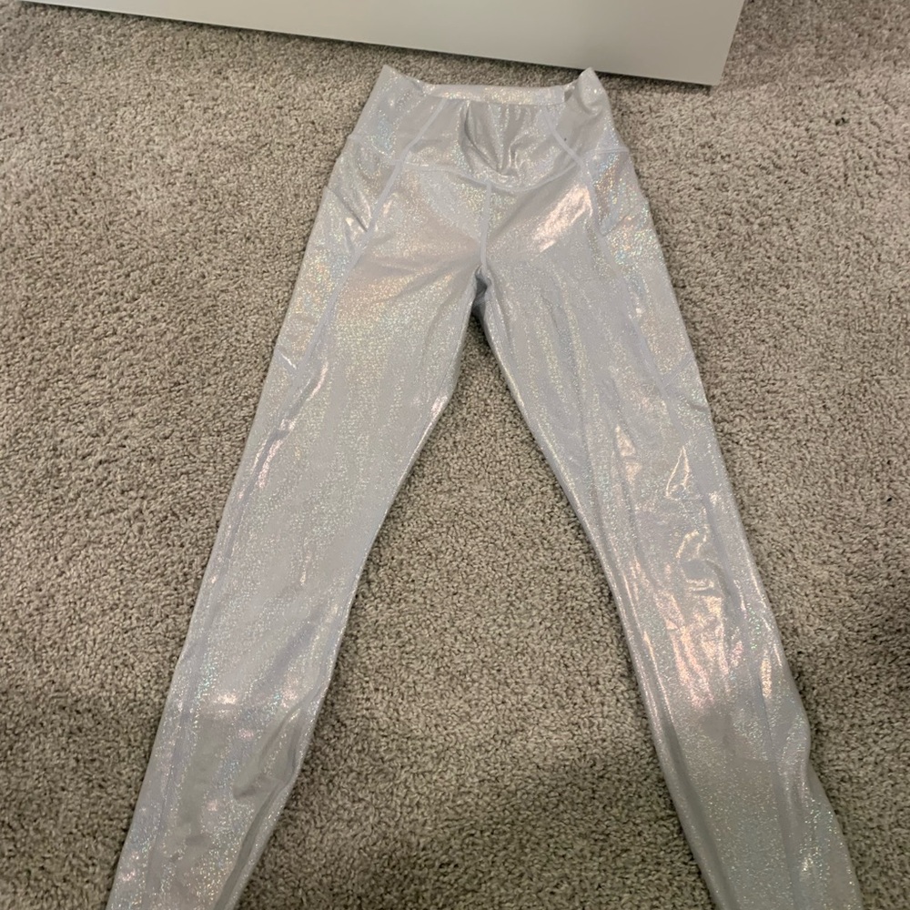 Fabletics Silver Leggings Comfortable Stylish Bottoms